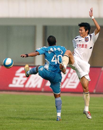 爱游戏登录-激情碰撞！女子足球比赛引爆激情的简单介绍