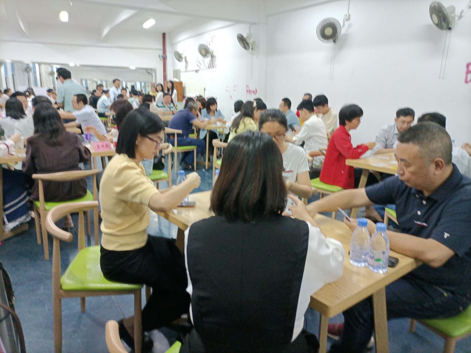 临危不乱的表现展现出选手们的气质与风采