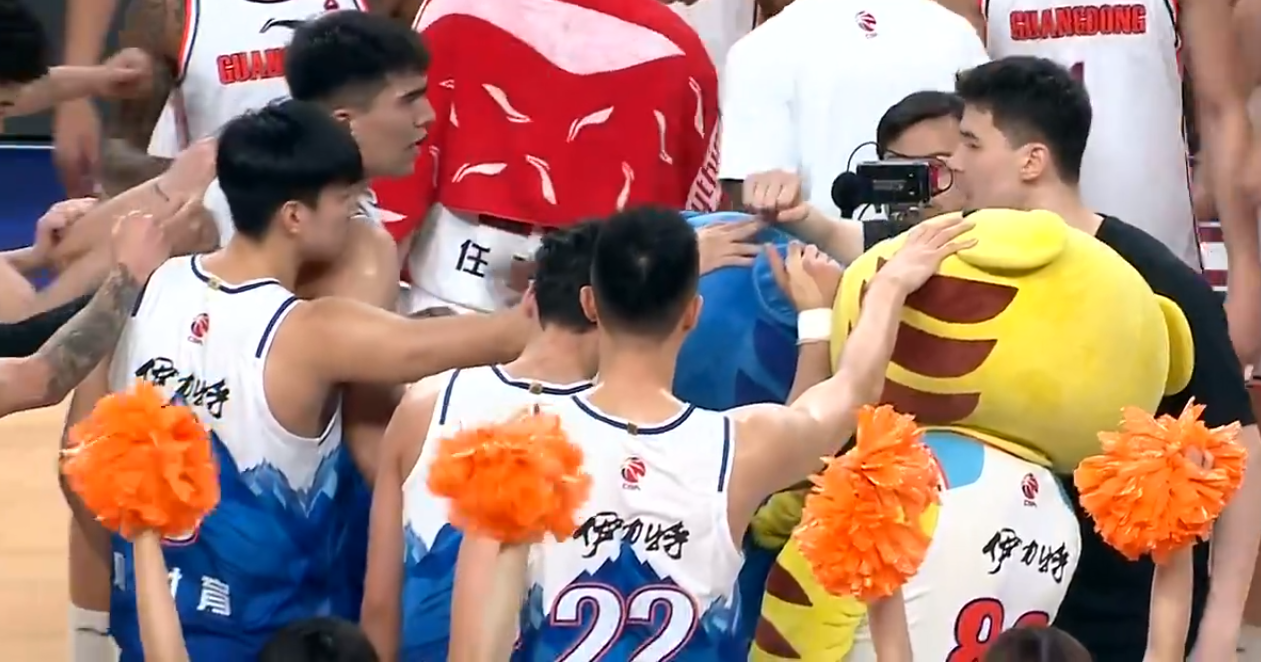 爱游戏登录入口-广东队主场大败，战绩遭打击