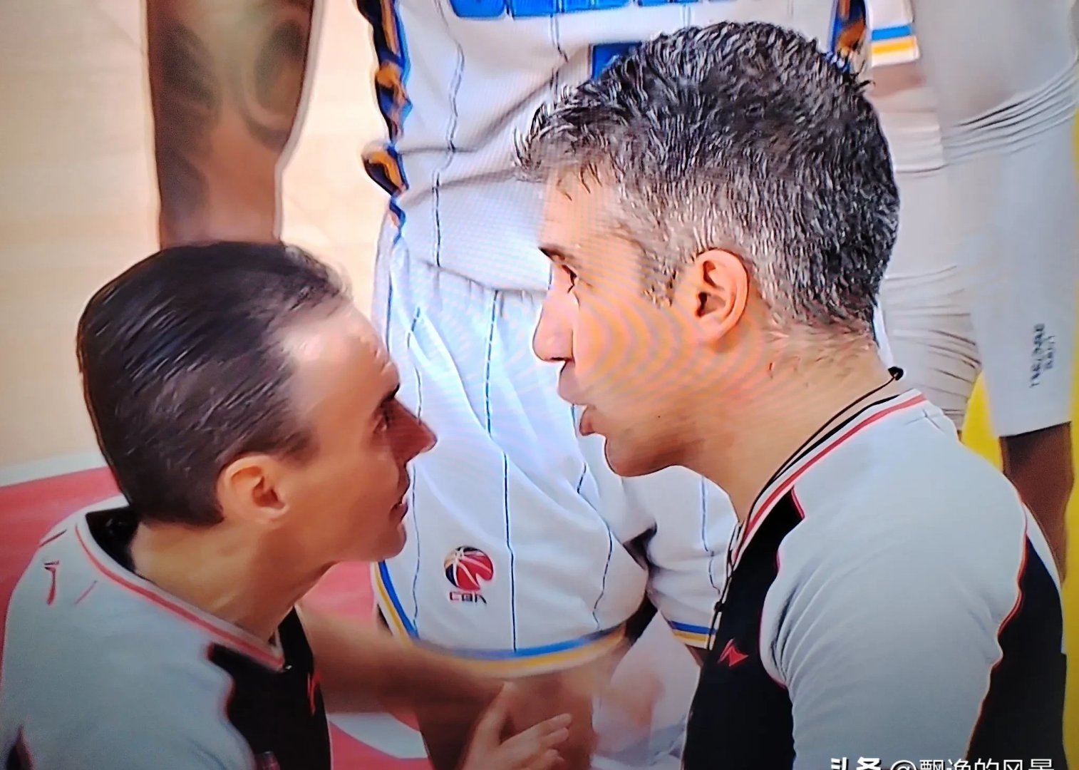 马赛球员赛后不满裁判,质疑判罚 马赛球员赛后不满裁判,质疑判罚