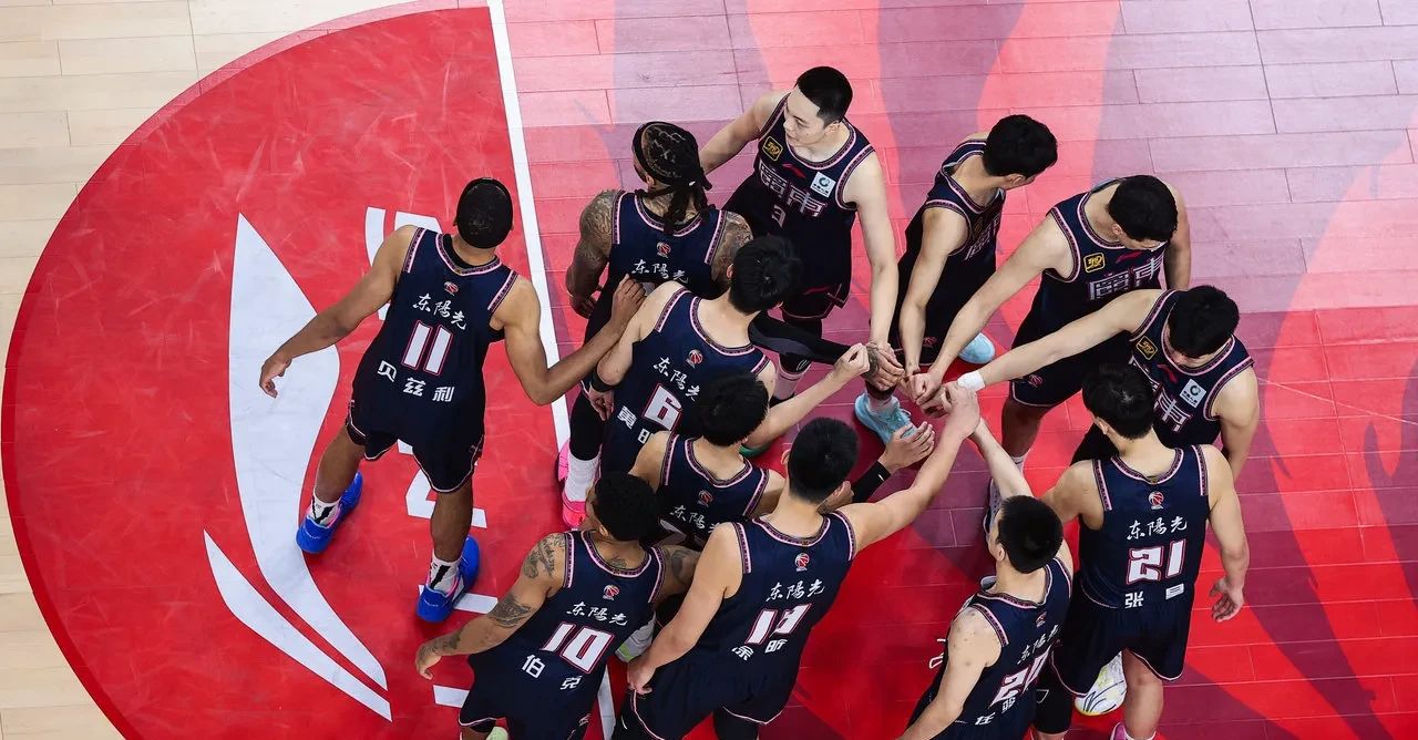 比赛中情绪飙升,队员们士气高昂 比赛中情绪飙升,队员们士气高昂