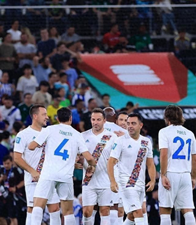 爱游戏官网-关于英雄聚首！足球比赛中顶尖球星齐聚一堂的信息