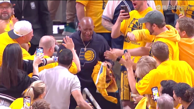 爱游戏官网-现场观战球迷情绪高涨，球队备战全力以赴