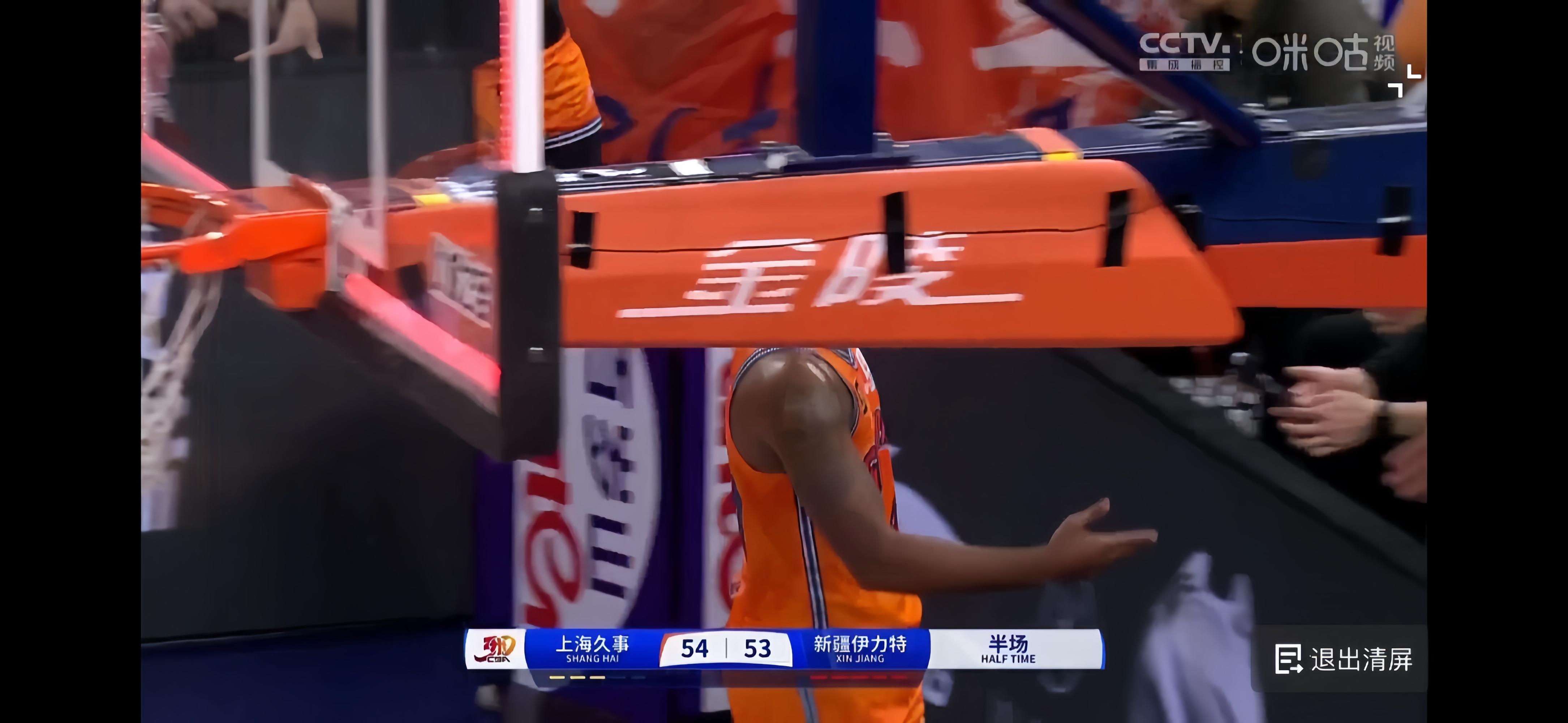 -篮球联赛出现裁判失误，球队要求重新比赛