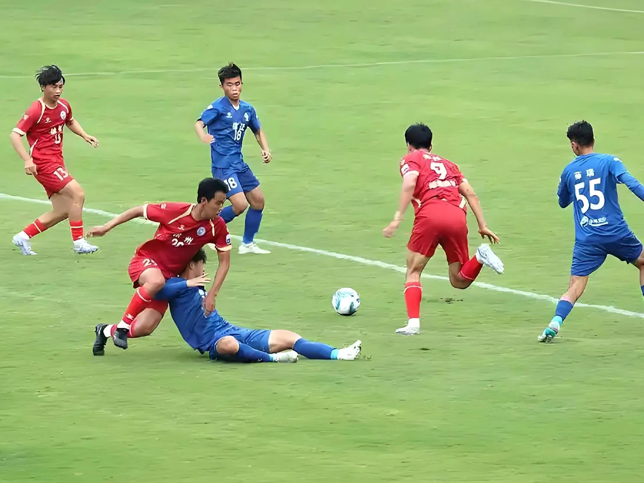 激烈足球赛事精彩观战，场面瞬息万变引动无限