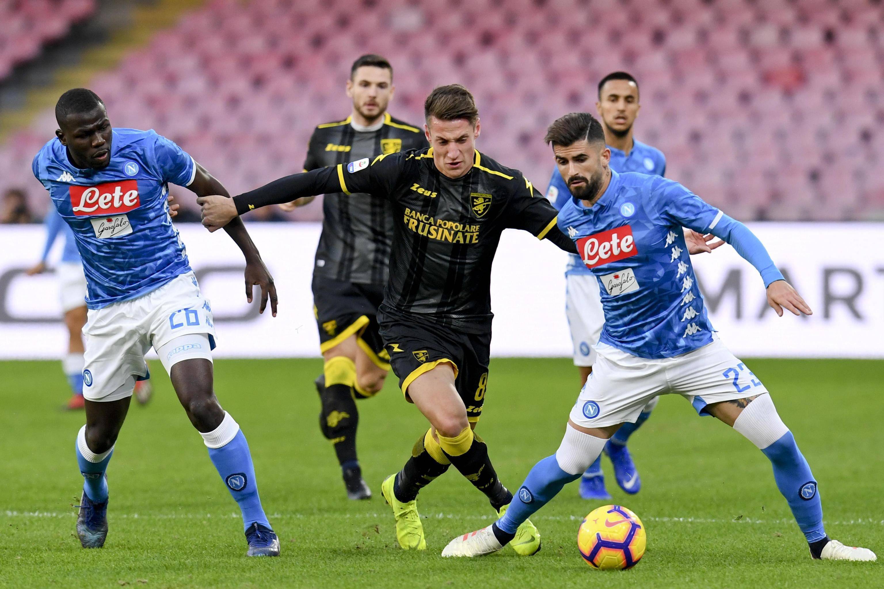 包含那不勒斯队员团结一致备战下一场比赛的词条