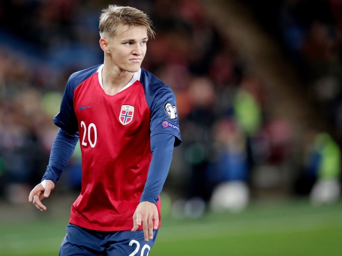 爱游戏中国官网-罗兰临危受命，客场战平对手