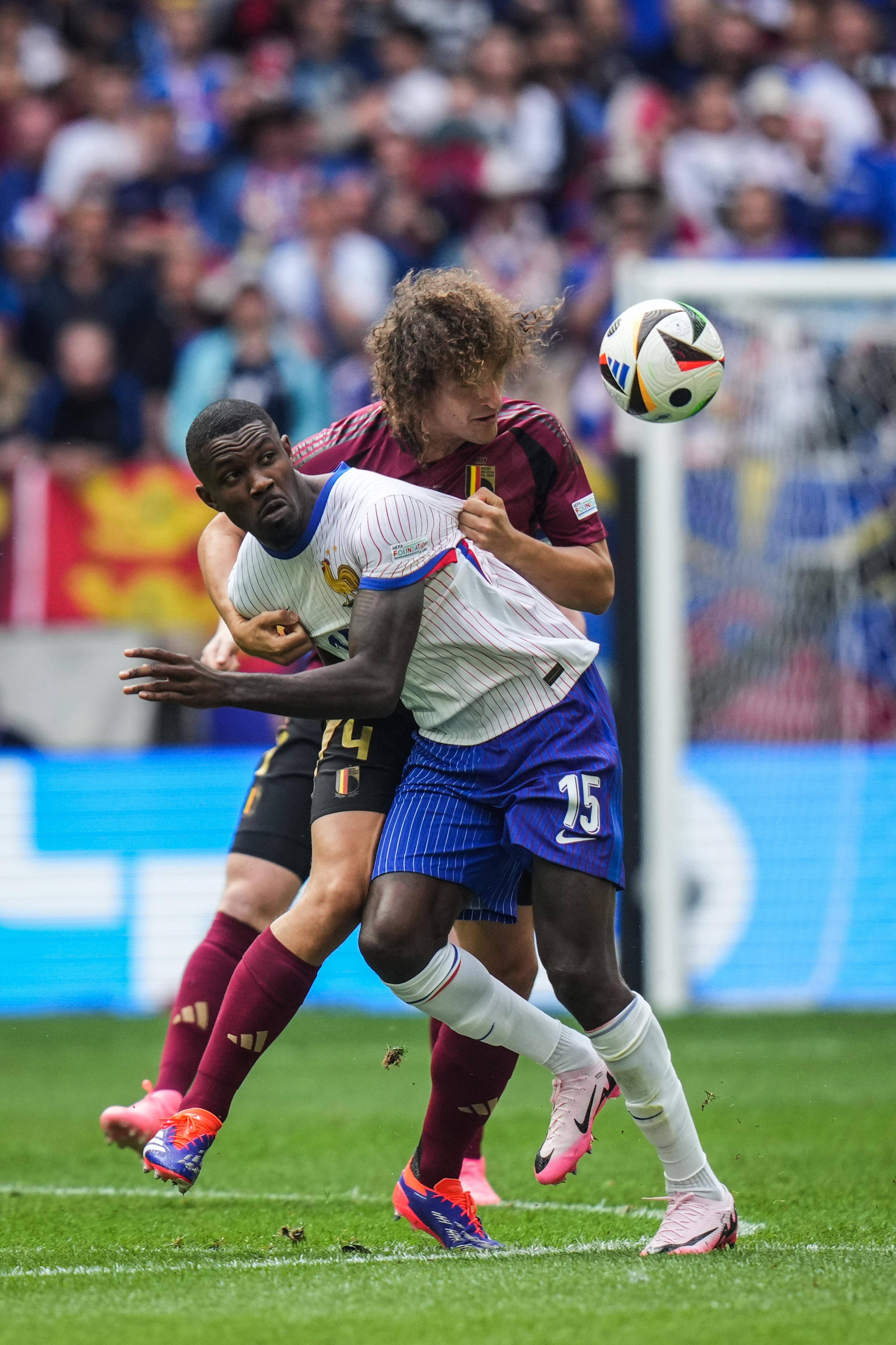 欧洲足球擂台赛场面十分火爆，强队对决，实力拼搏的简单介绍