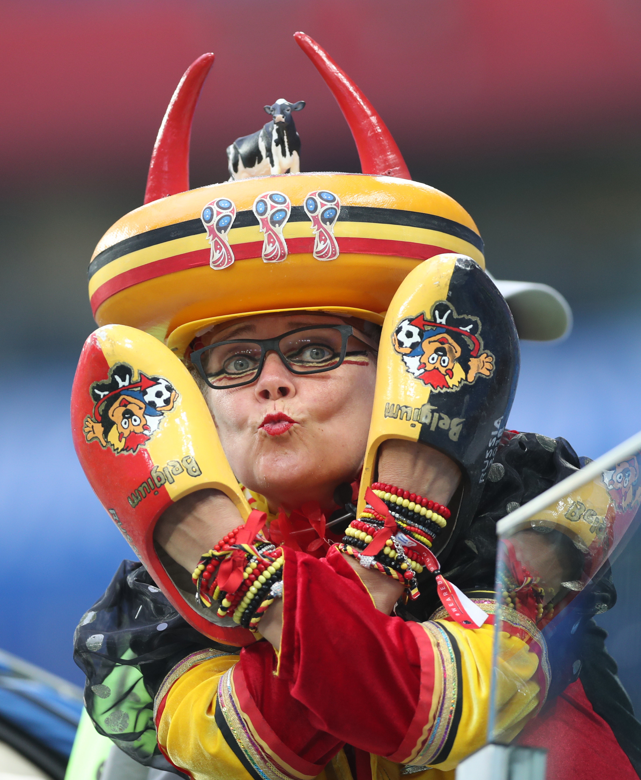 爱游戏网页版入口-精彩纷呈的比赛让球迷沉浸其中，狂热呐喊